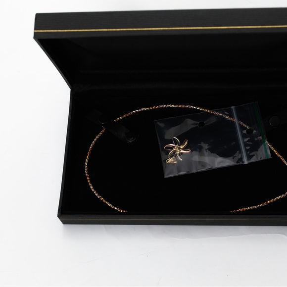 Quiet luxury 14K tricolor mesh choker length necklace & tricolor floral pendant - Picture 15 of 16